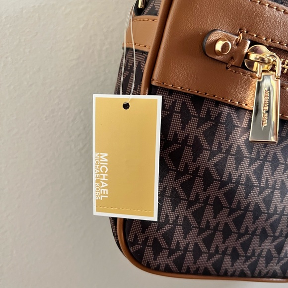 New Michael Kors Crossbody Purse - Picture 5 of 8